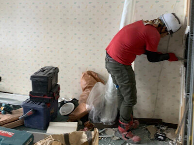 愛知県の内装解体工事での壁材、石膏ボード撤去