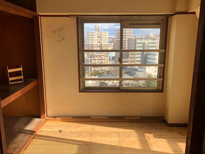 愛知県のマンションの解体工事で床材を撤去