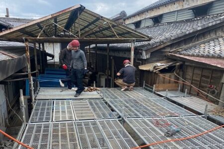 愛知県愛西市の蔵の屋根解体の施工中の足場