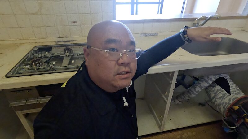 水栓を外してます