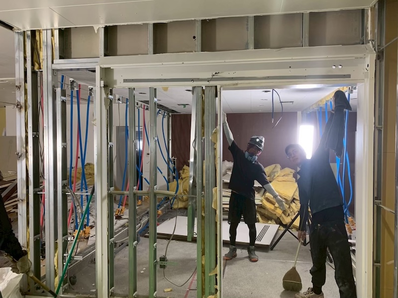 バーの原状回復作業中