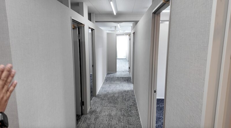 オフィスの中へ