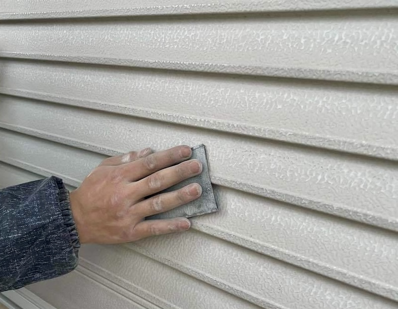 シャッターの塗り替え前のケレン作業