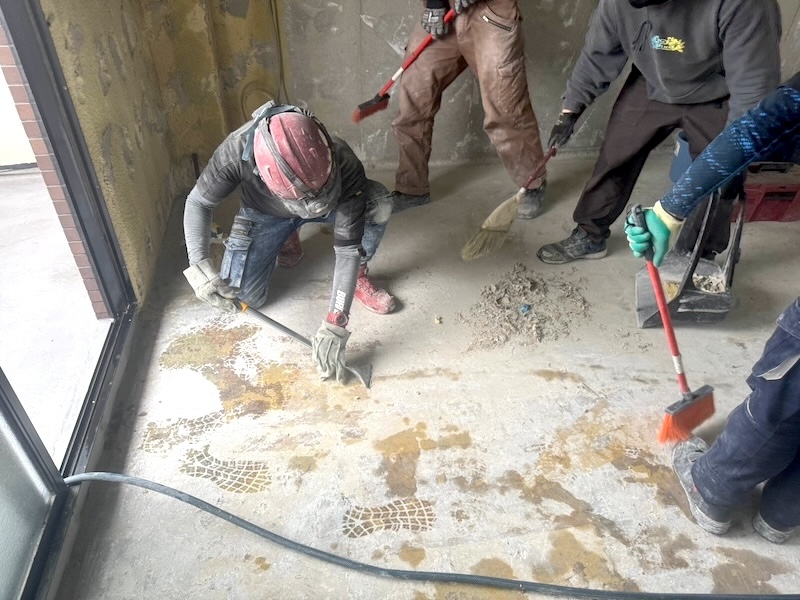 床材撤去後のケレン作業