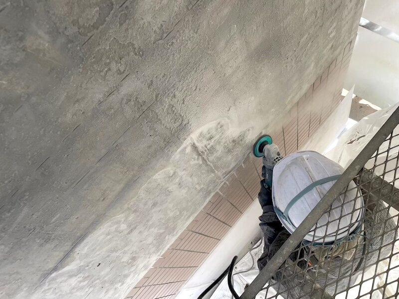 タイル撤去後の下地ケレン作業