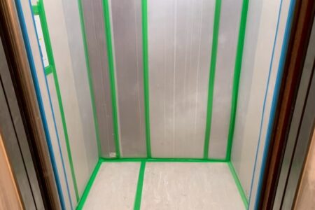 内装解体作業中エレベーター