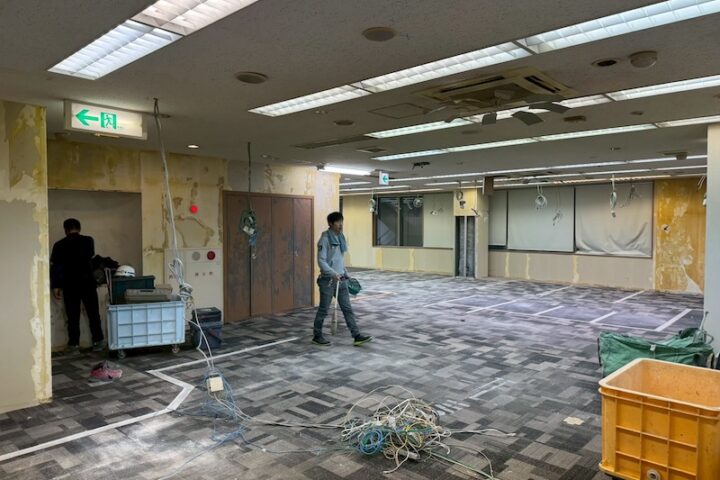 内装解体作業中