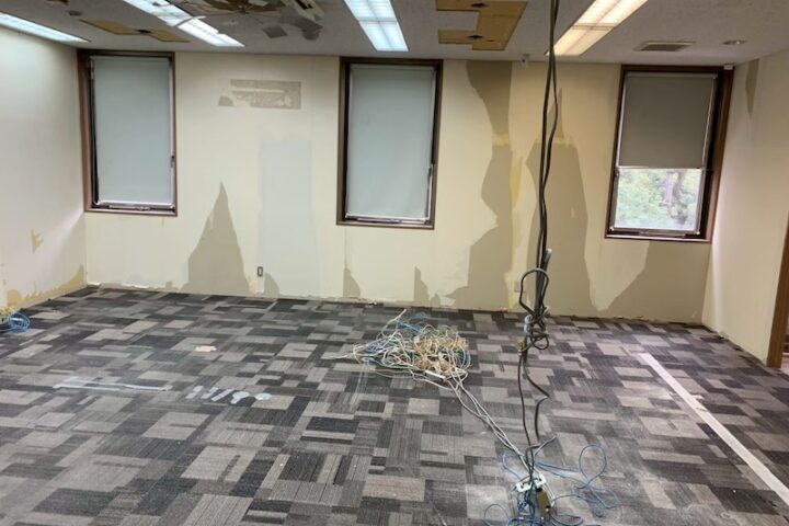 内装解体中