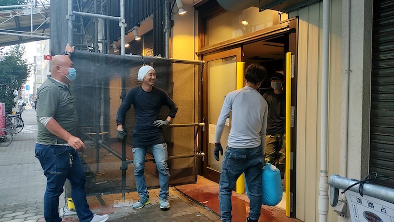 厨房解体作業中