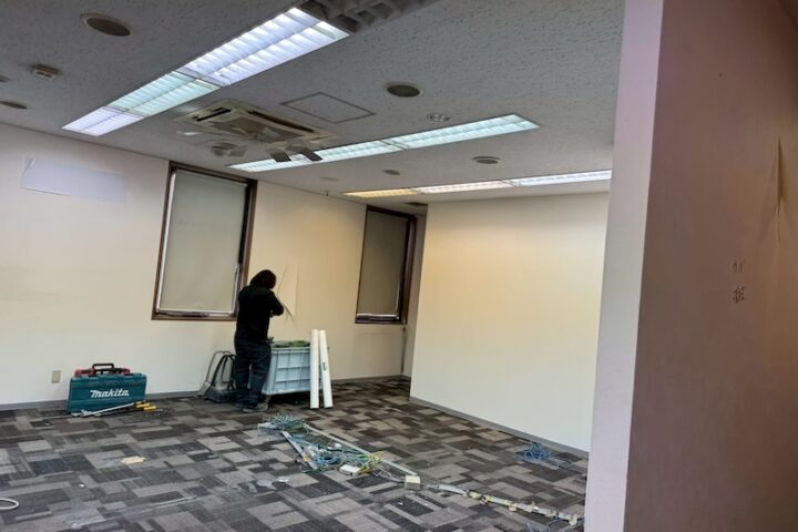 内装解体作業中