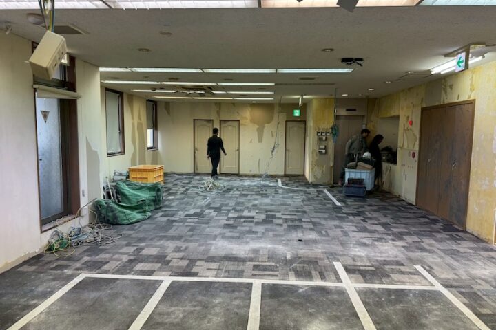 内装解体作業中