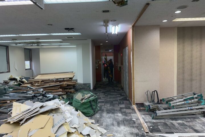 内装解体作業中