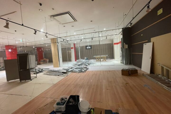 大手の小物雑貨販売店のテナントを間仕切り壁増作して内装解体