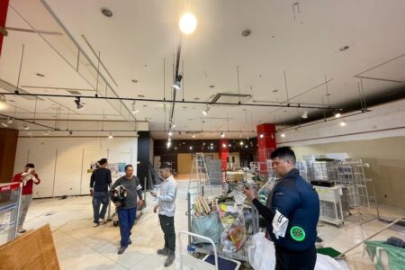 大手の小物雑貨販売店のテナントを間仕切り壁増作して内装解体